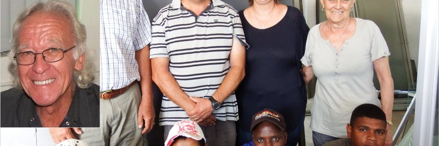 Agter vlnr is die nuwe eienaars van R&R Aluminium, Chris Yong, Heinrich van Rensburg en Maryke van Rensburg, saam met die vorige eienaars Roza en Raymond (inlas) Rabe. Voor is die bestaande personeel, met vlnr Wilfred, Allister, Amos en Edwell. 